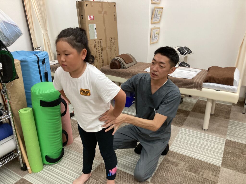 ケガや痛みの原因を調べるためにフィジカルチェック(運動機能検査)で身体の動きや動作を確認している時の写真