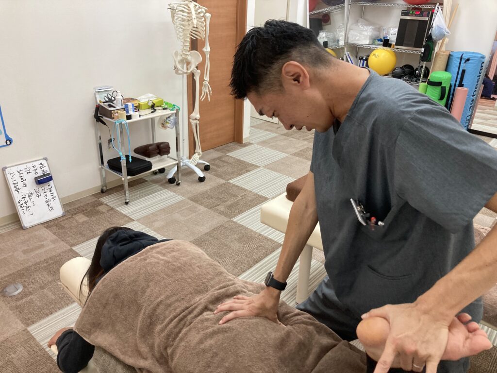 おりおスポーツ接骨院の先生が患者さんに徒手療法(手技治療)をしているときの写真。