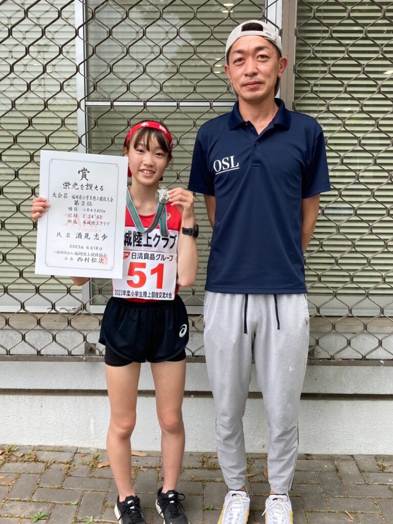 陸上長距離所属の小学生の女の子の患者さんとおりおスポーツ接骨院の先生が一緒に写っている写真。