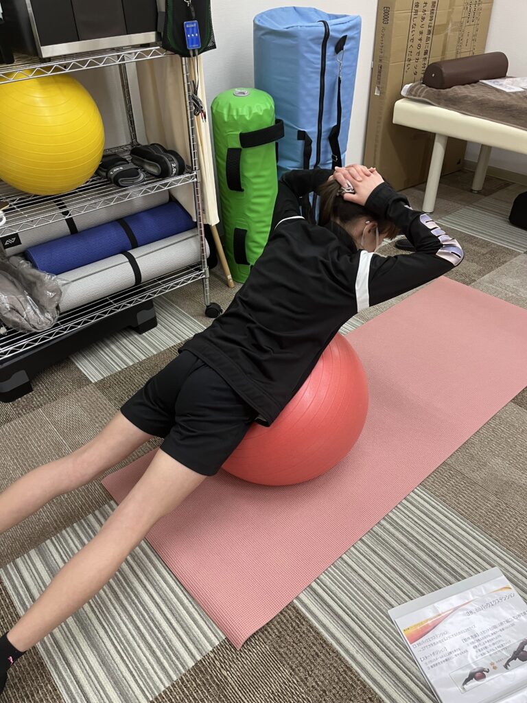 おりおスポーツ接骨院にて体幹トレーニングをしている時の写真。