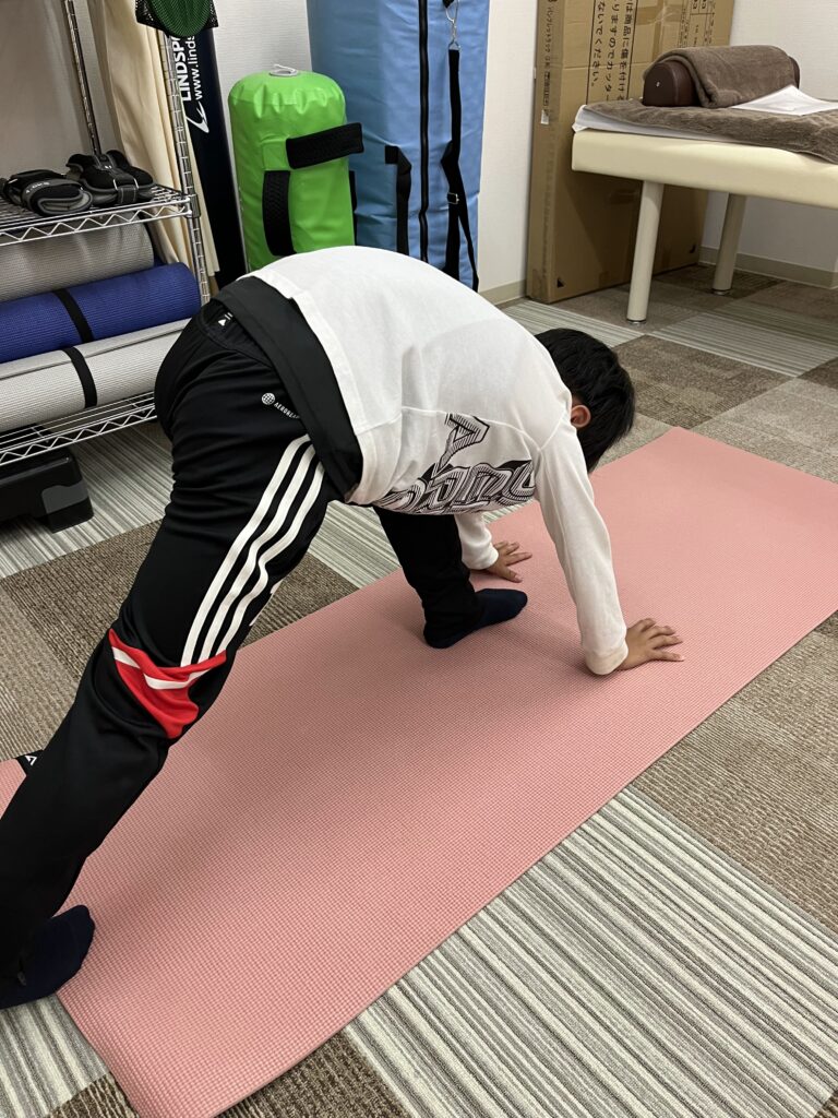 ふくらはぎのケガに対しリハビリやストレッチをしている時の写真