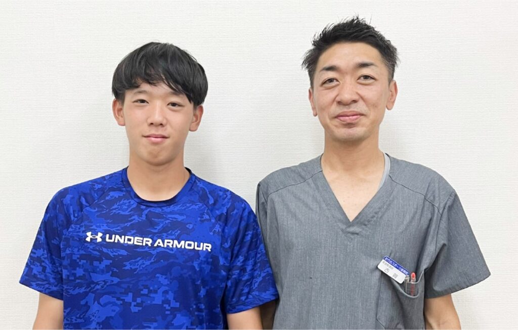 野球によるスポーツの怪我でおりおスポーツ接骨院に通院されている大学生と一緒に写真と撮っている先生との写真