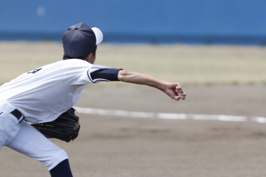 少年野球の子供たちに起こる野球肘による肘の痛みについて説明している写真