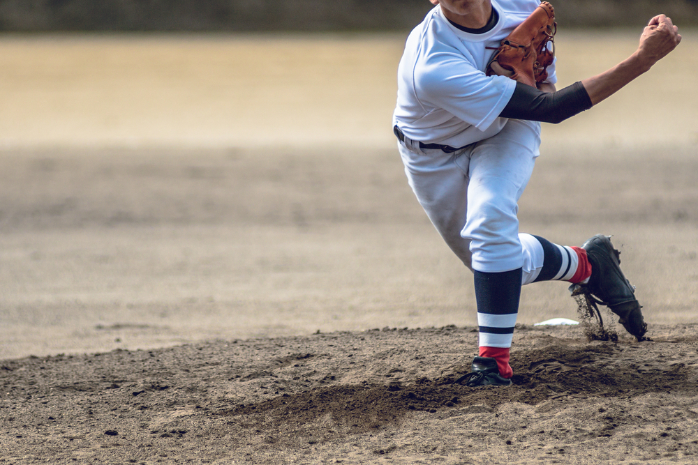 野球肘が起こる原因について説明をしている写真