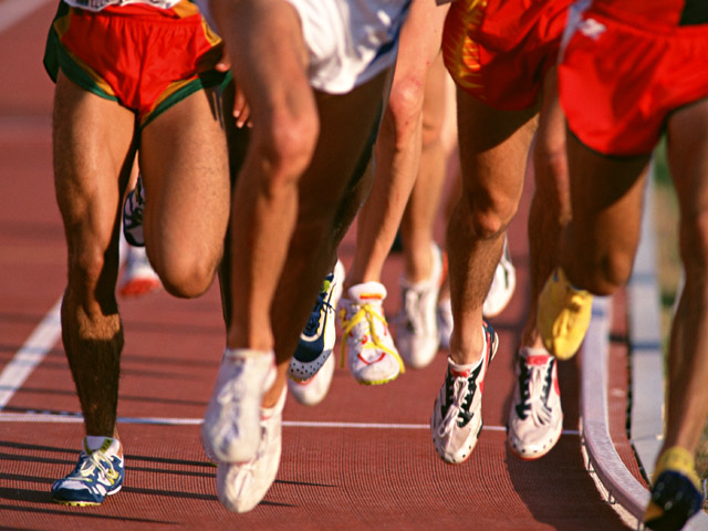 スポーツ競技にて長距離走をしている時の画像