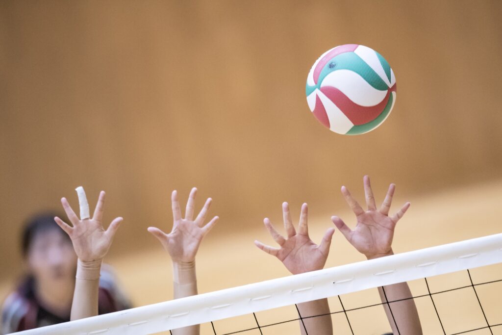 スポーツ中の指のケガ(突き指)について説明をしている時の写真