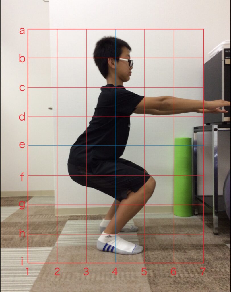 運動機能検査(フィジカルチェック)で身体の動作や動きを調べるためにスクワット動作の検査をしている時の写真