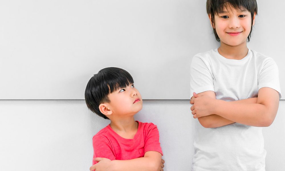 子どもが身長を比べているイメージ写真