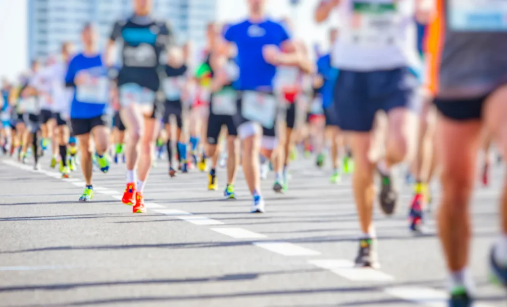 マラソン大会でランナーが走っている時の写真