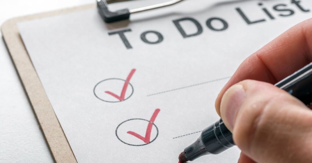 チェックリストにチェックをしている写真