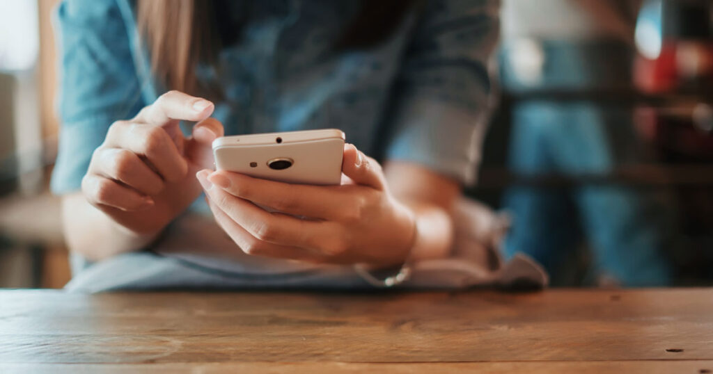 携帯で予約をしている写真。