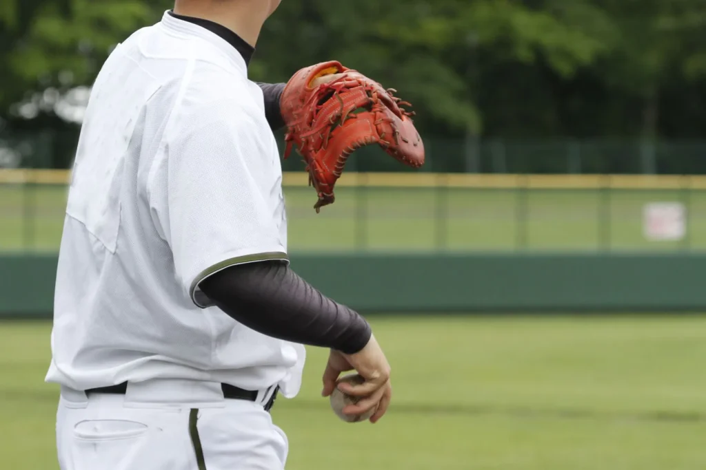 野球の練習でキャッチボールをしている学生の写真。
