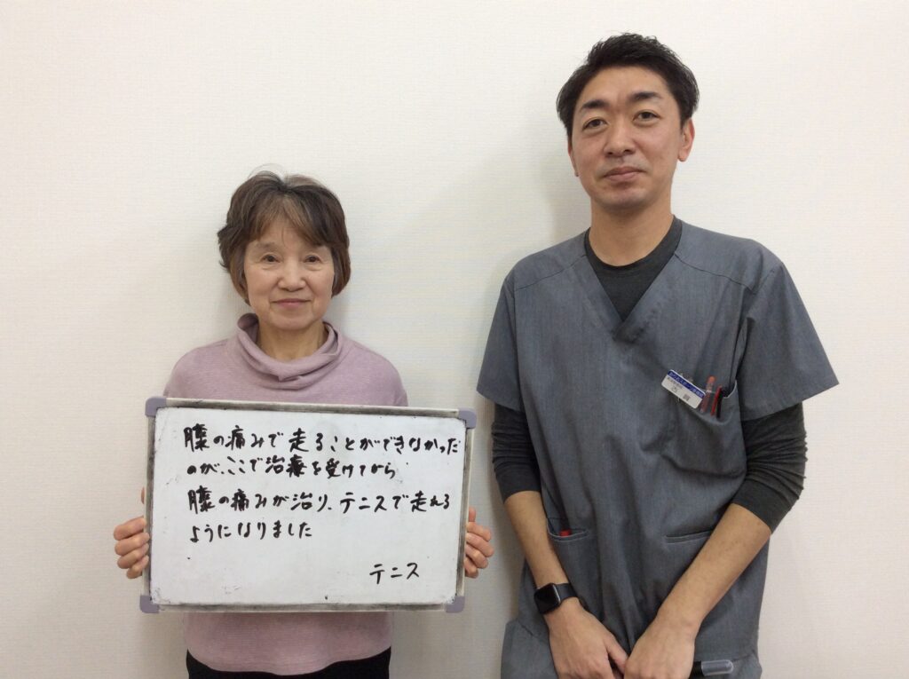 膝の痛みが改善された高齢の女性患者と先生の写真。