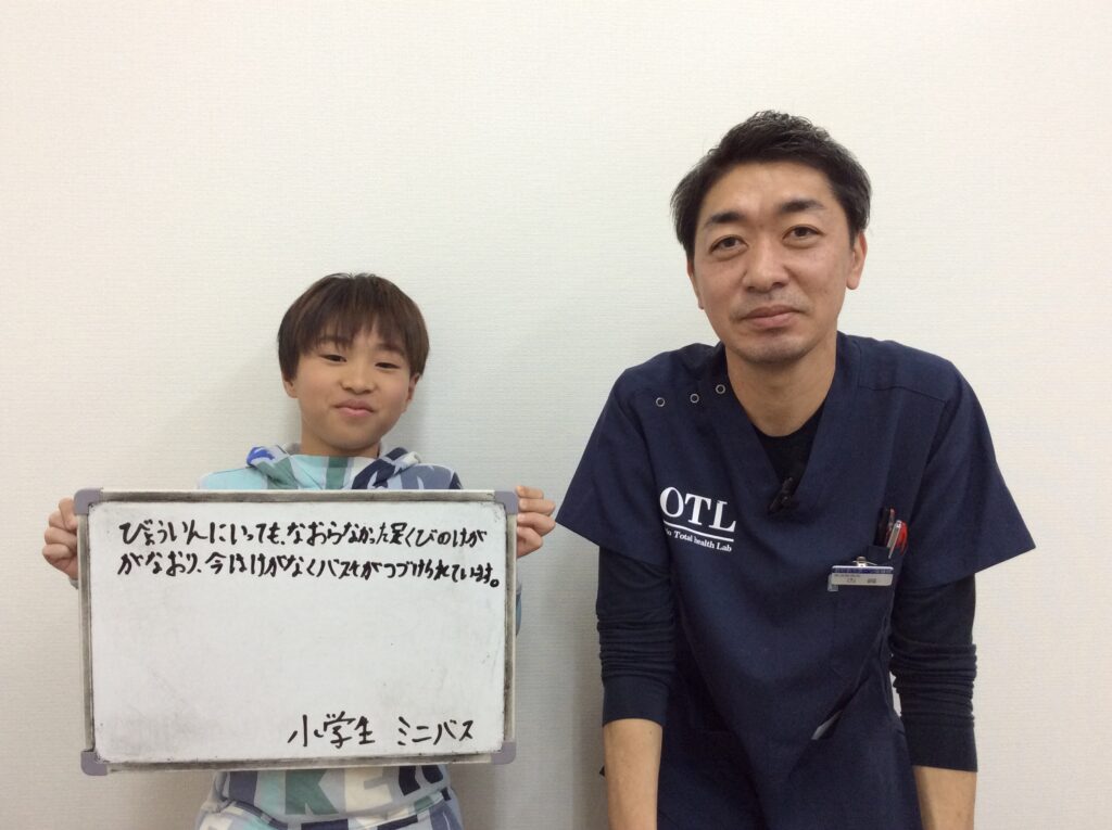 足首のけが・痛みが改善されたバスケをしている小学生の男の子と先生の写真。