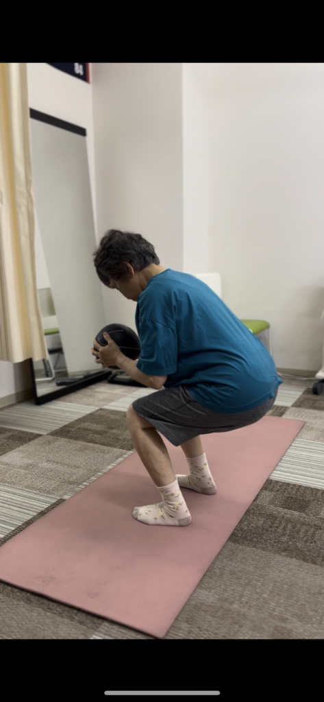 膝の痛みを治すためにリハビリをしている時の写真。