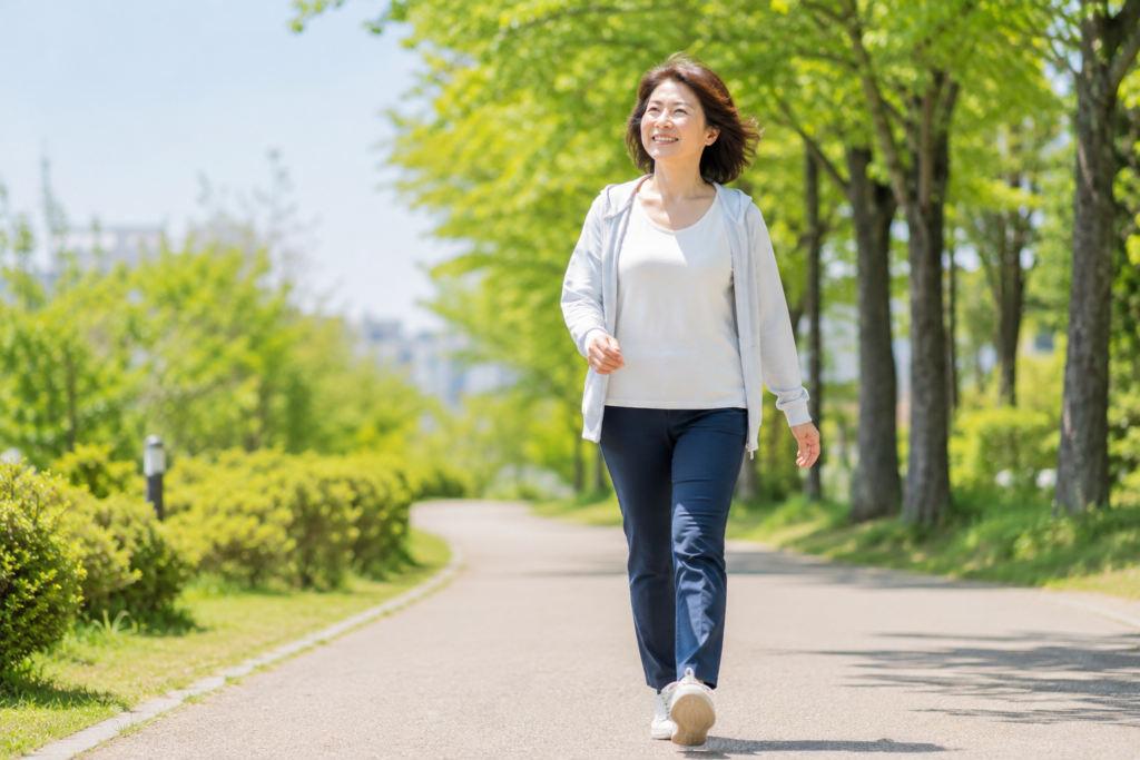 膝のケガが治り痛みなく歩いている女性の写真。