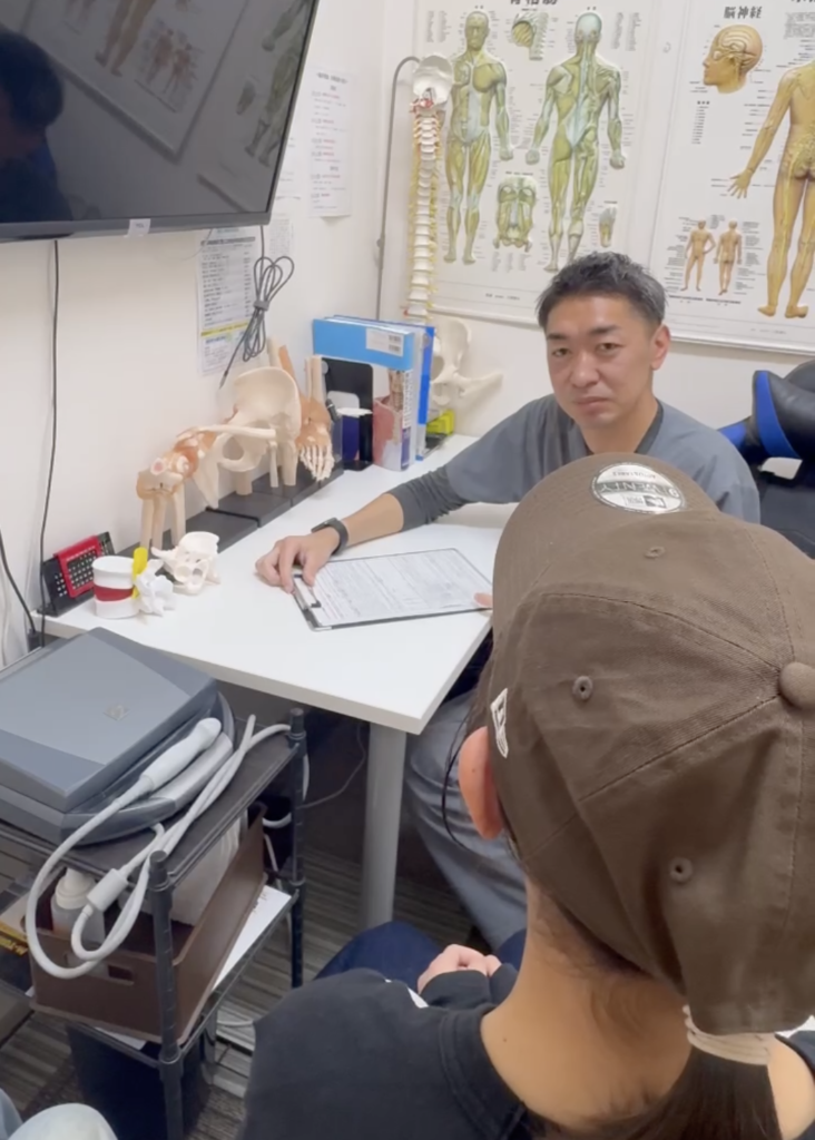 ケガをした患者さんにカウンセリングをしている時の写真。
