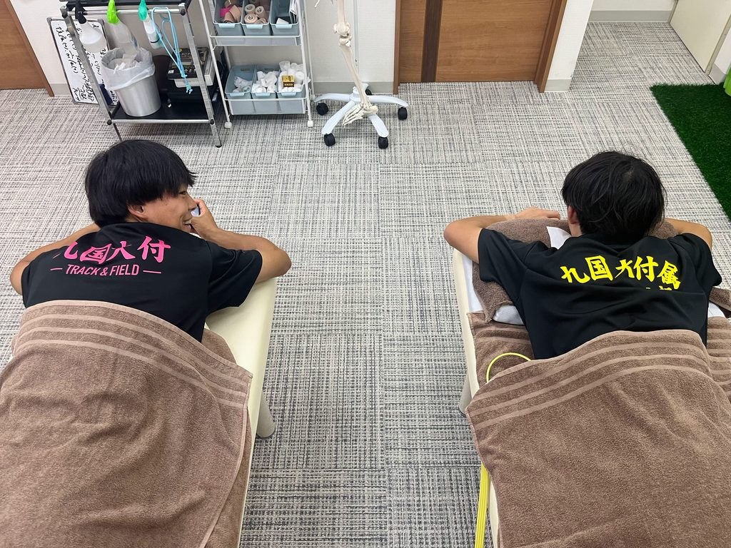 九州国際大学附属高校陸上が治療をしている時の写真。